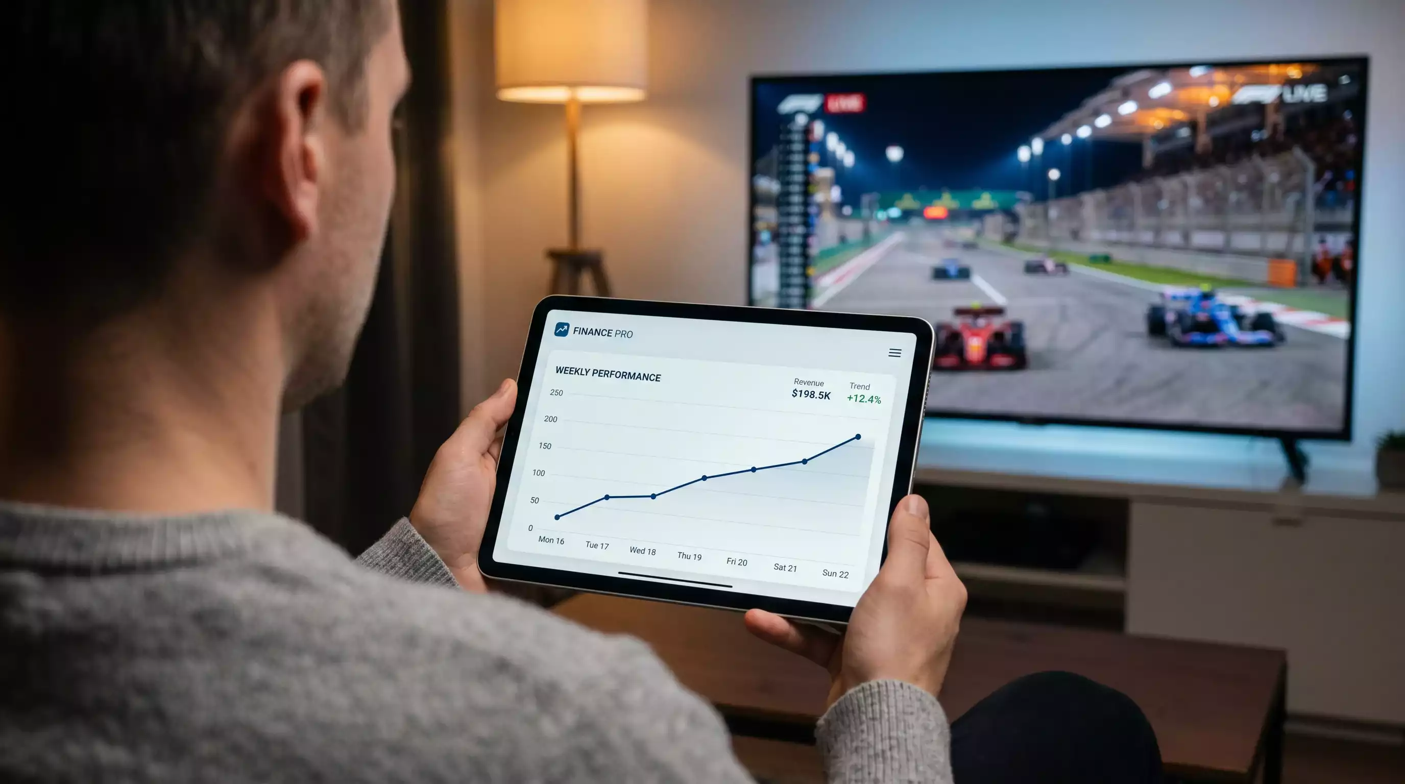 Analista revisando gráficos de rendimiento de pilotos de F1 en una estación de trabajo