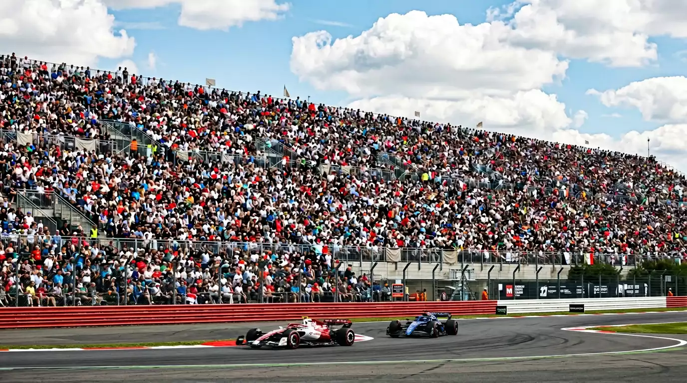 Vista panorámica de un circuito de Fórmula 1 con gradas llenas de espectadores durante un Gran Premio